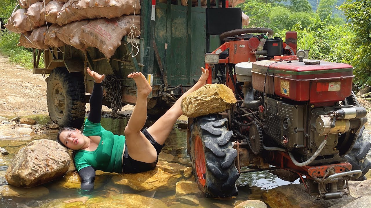 agricultural vehicle transporting 5000 kg of corn on the most dangerous road ever