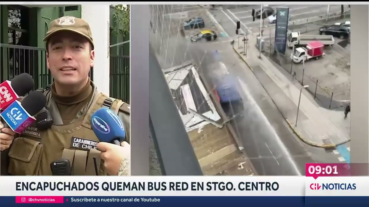 Encapuchados quemaron bus RED en el centro de Santiago