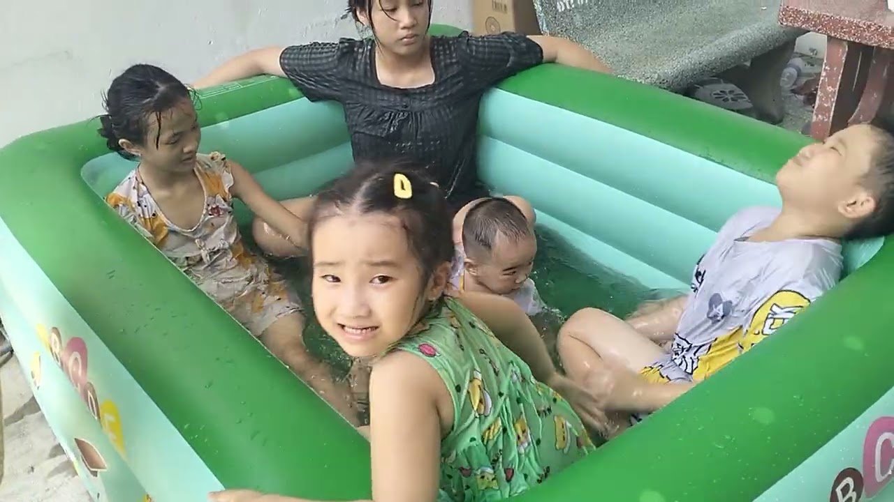 Tắm hồ bơi