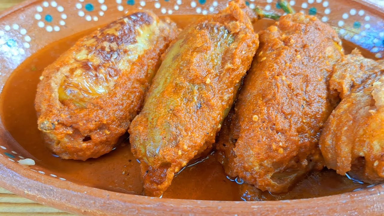 CHILE CARIBE RELLENO DE CAMARON Y QUESO EN SALSA ROJA