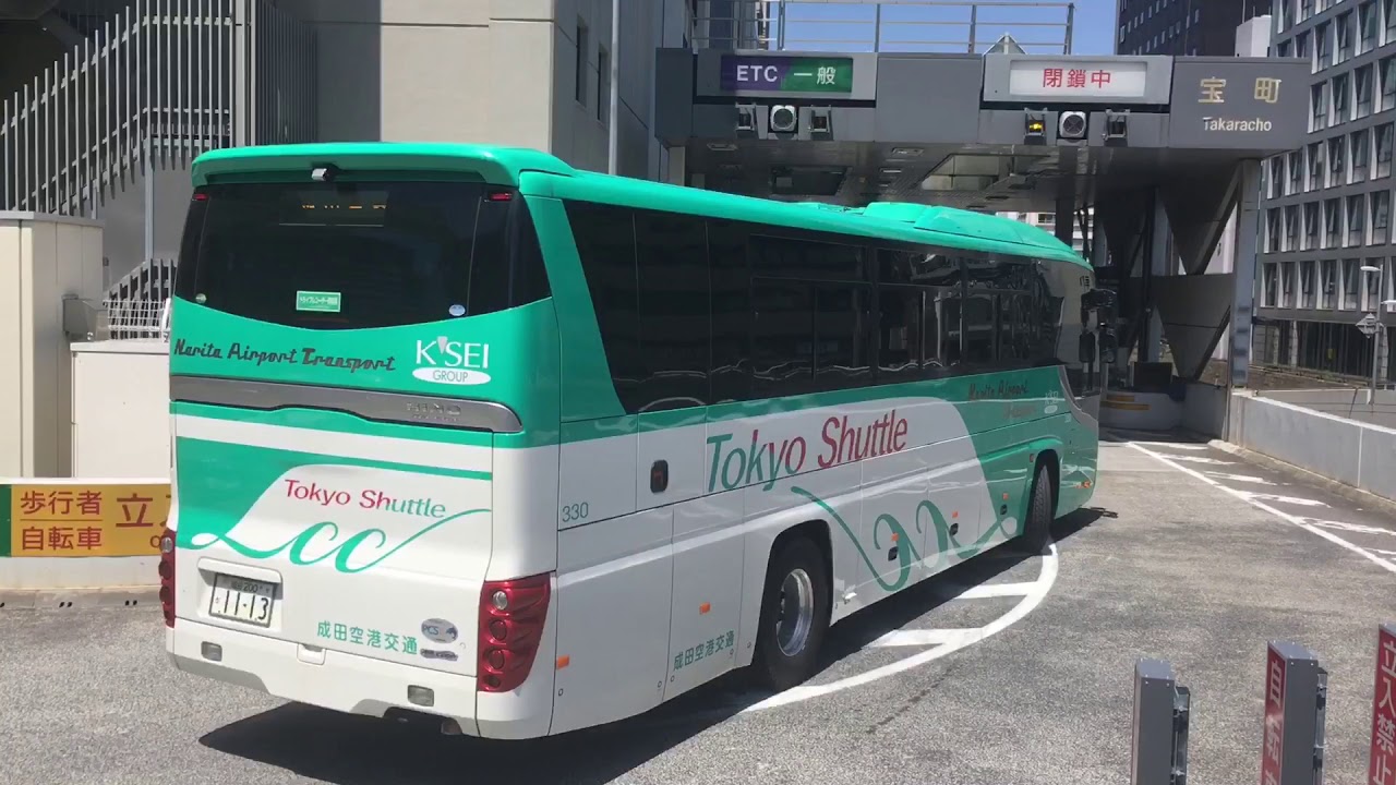 さすがプロ！ 狭い宝町入口を難なく曲がる大型車たち