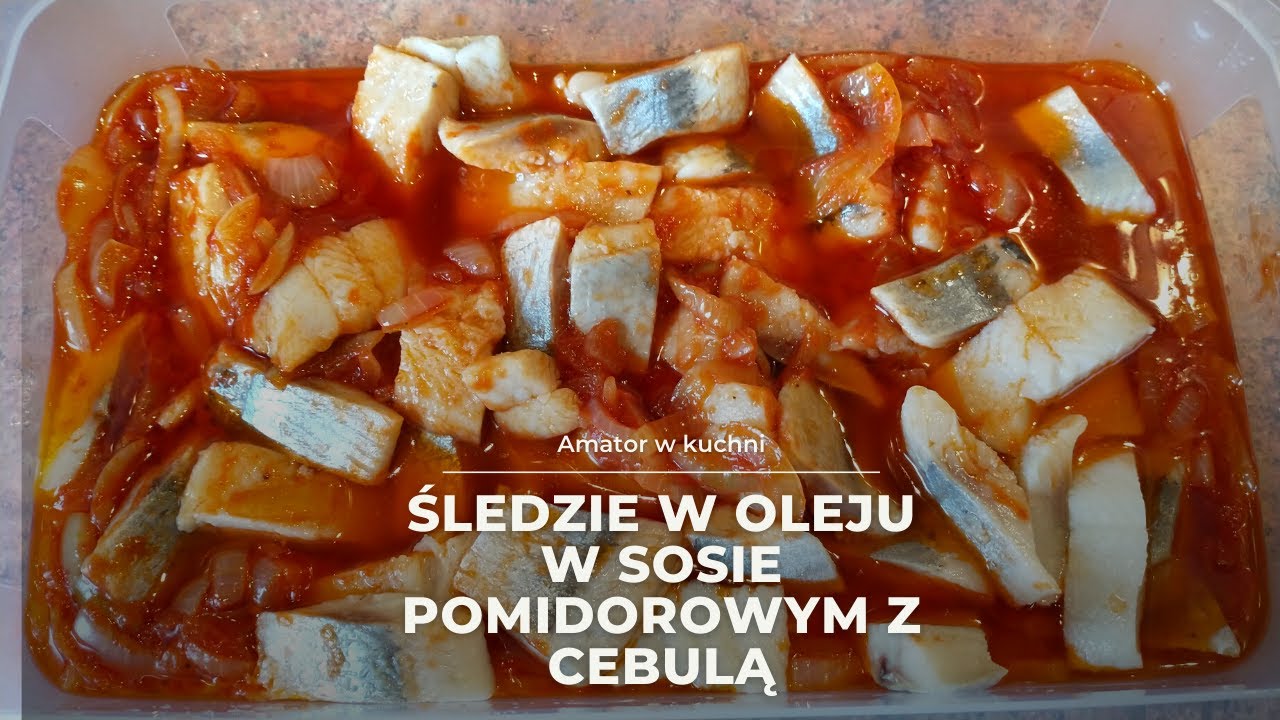 Śledzie w oleju w sosie pomidorowym z cebulą