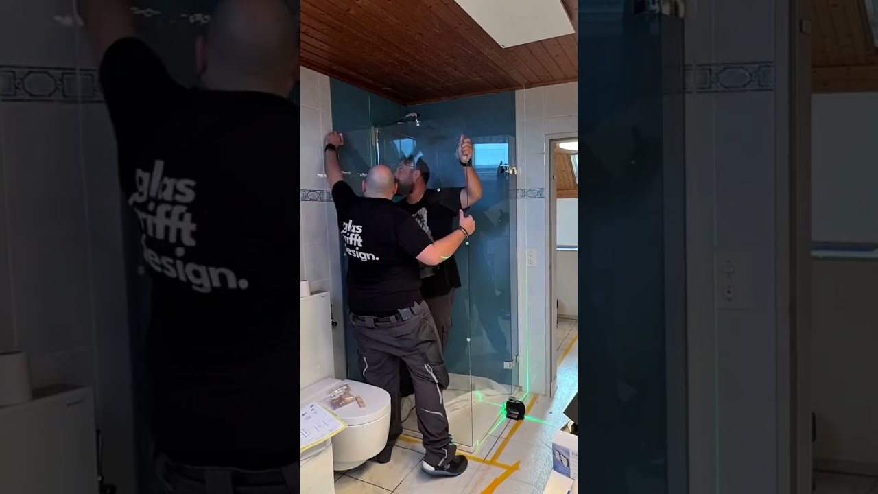 Montage einer modernen Ganzglasdusche mit passender Glasr&uuml;ckwand.