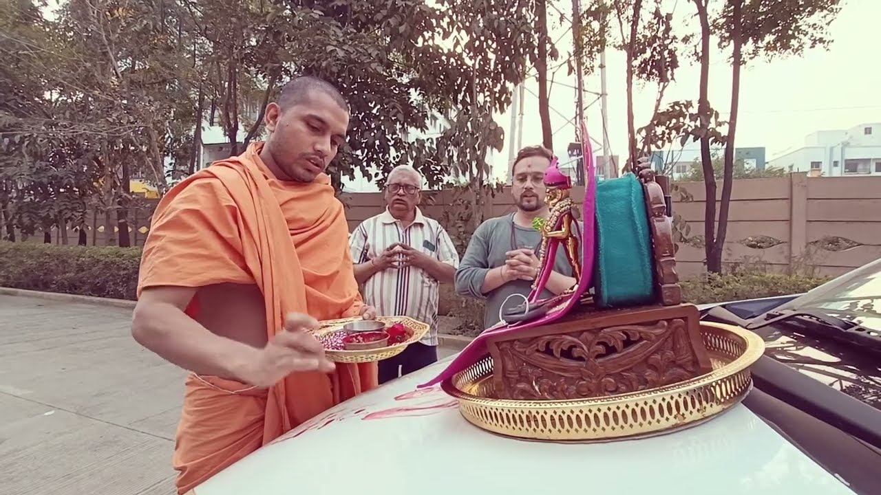Swamiji Performs Car Pujan at Pune's BAPS Swaminarayan Mandir Divine Blessings