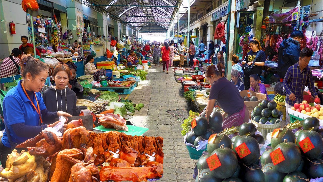 Cambodian Street Food - Roasted duck, roasted pig, and more - Market show