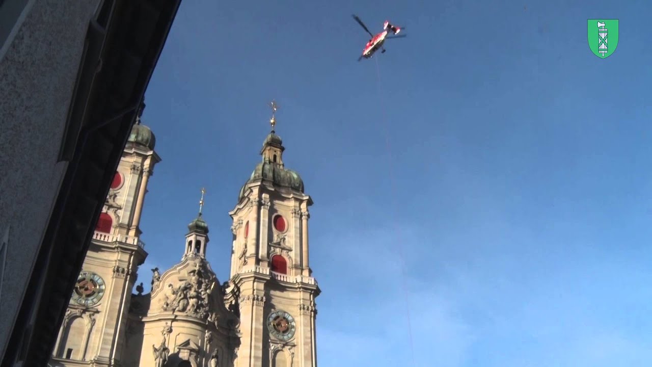 Transportflug Christbaum Klosterplatz 2015 St.Gallen