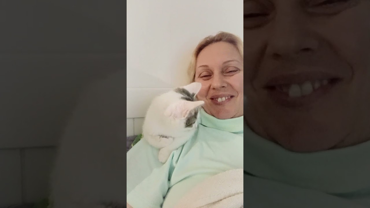 малюк дивиться ТВ )))