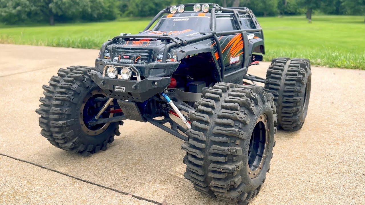 BRUSHLESS Traxxas Summit BASH on HUGE MUDSLINGER TIRES!!