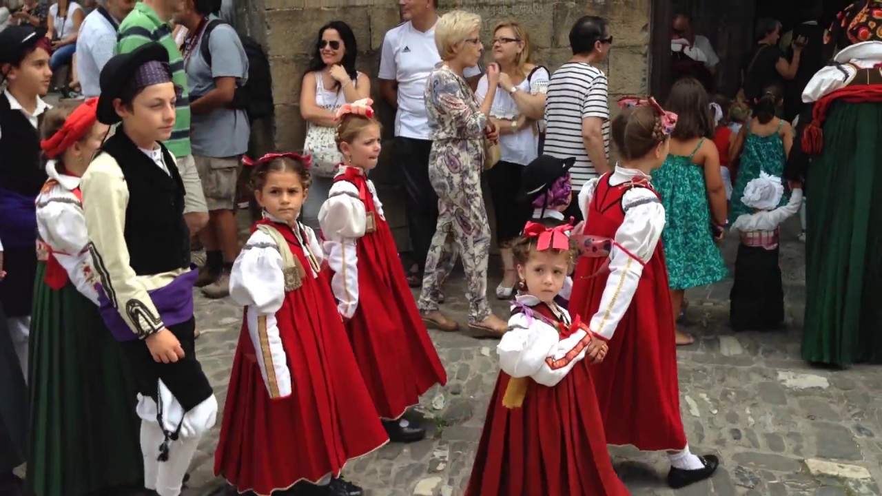 Ansó Día del Traje 2017. Entrada a la iglesia.