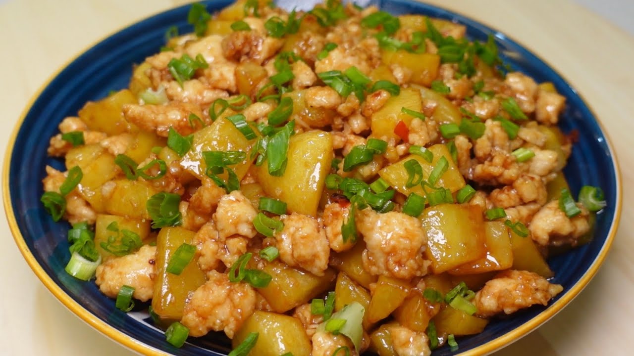 鸡肉碎炒马铃薯，特别的好吃又下饭，做法简单又下饭，全家都爱吃Fried minced chicken meat with potatoes, very delicious