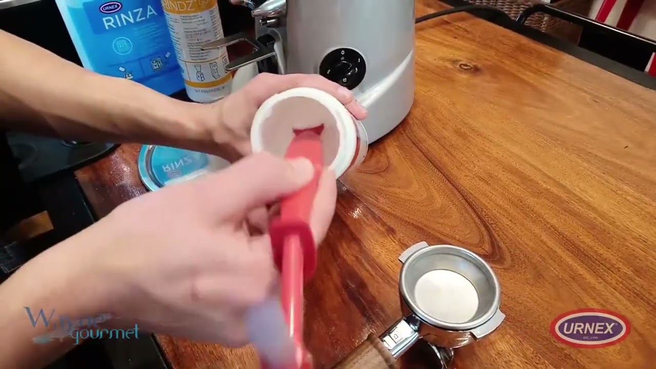 Limpiando máquina espresso