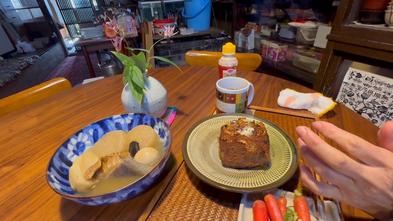さっちゃんが散歩している間に..  お昼ごはんを食べていると..  玄関から帰ってきて..  美味しいオヤツを食べる猫…【さっちゃんとおばあちゃんの散歩・760日目・・・