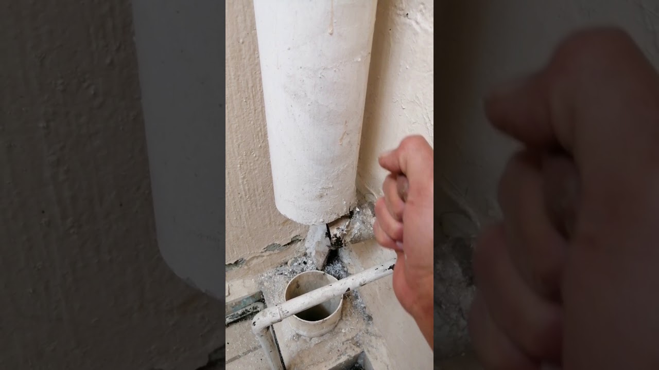 Reparación de tubería de PVC con acople de drenaje.