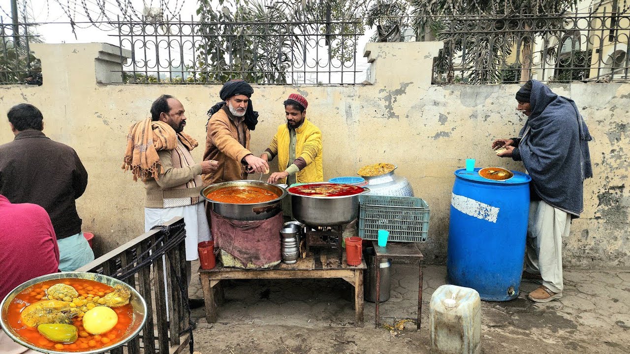 ONLY RS 70/- SPECIAL WINTER ROAD SIDE BREAKFAST | SAMIULLAH MURGH CHANAY|ASIAN STREET FOOD PAKISTAN 