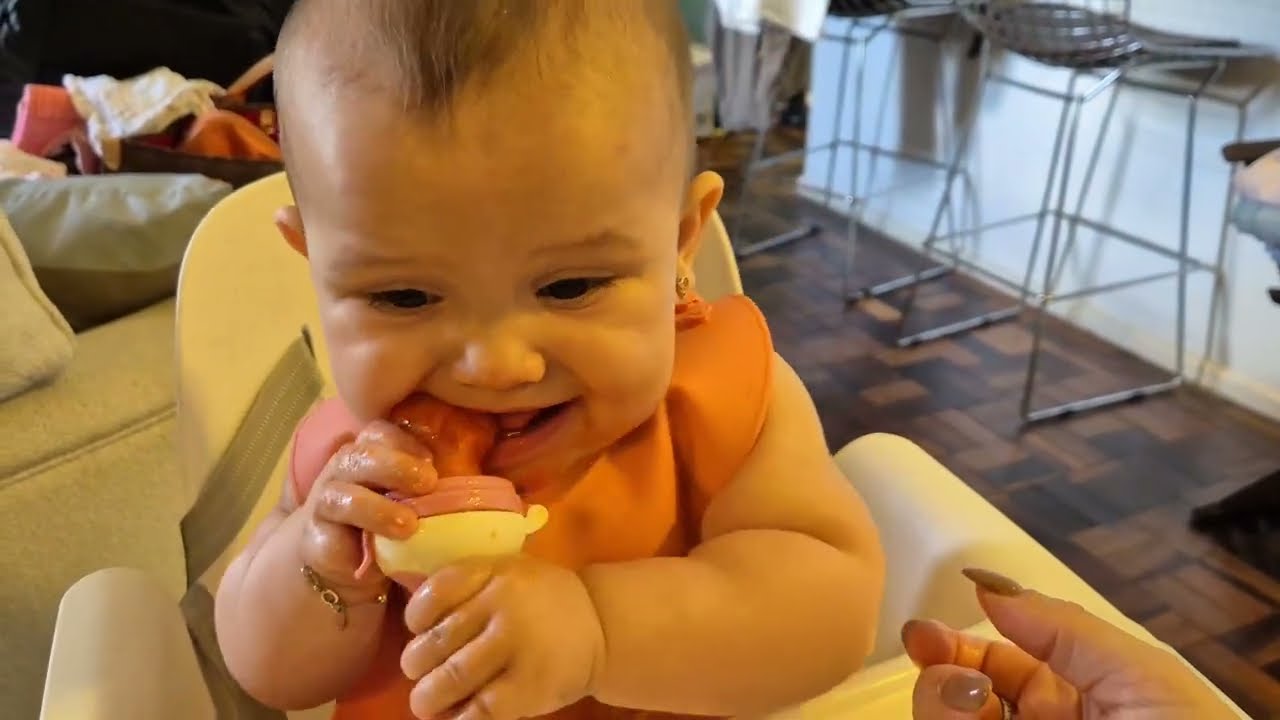 Reação da Bebê Provando Mamão 