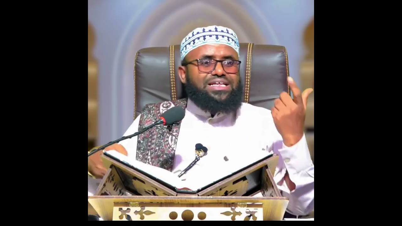 qofkii ku tukaday diyaarada kursigeeda miyuu soo celinayaa salaada...Dr khadar xasan axmed
