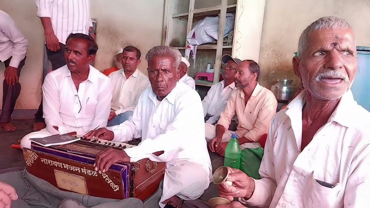 चितळी चे भजन सम्राट शंकर पवार यांनी डोळ्यात पाणी आणणारा असा अभंग गायला.. अभंग ऐकून डोळ्यात पाणी आलं