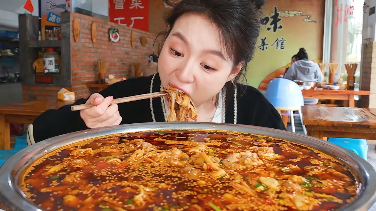 [ENG SUB] 我心中的成都冒菜天花板！绝顶冒牛肉和千层肚 让我不想放筷子啦~ 【张喜喜】