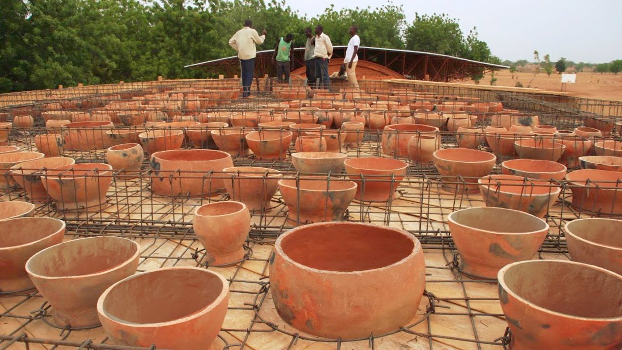 छत पर कटे घड़े लगाने की वजह जानकार आप भी हैरान रह जाएंगे || Amazing New Construction Techniques