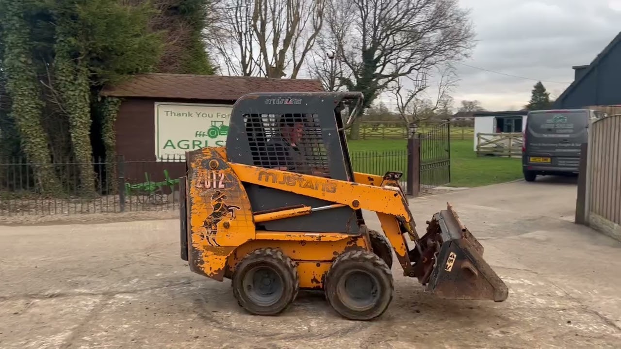 MUSTANG 2012 4WD SKIDSTEER C/W BUCKET