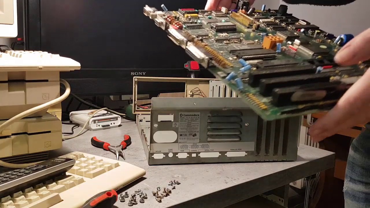 Usuwanie baterii i czyszczenie płyty głównej w Commodore PC 10 III