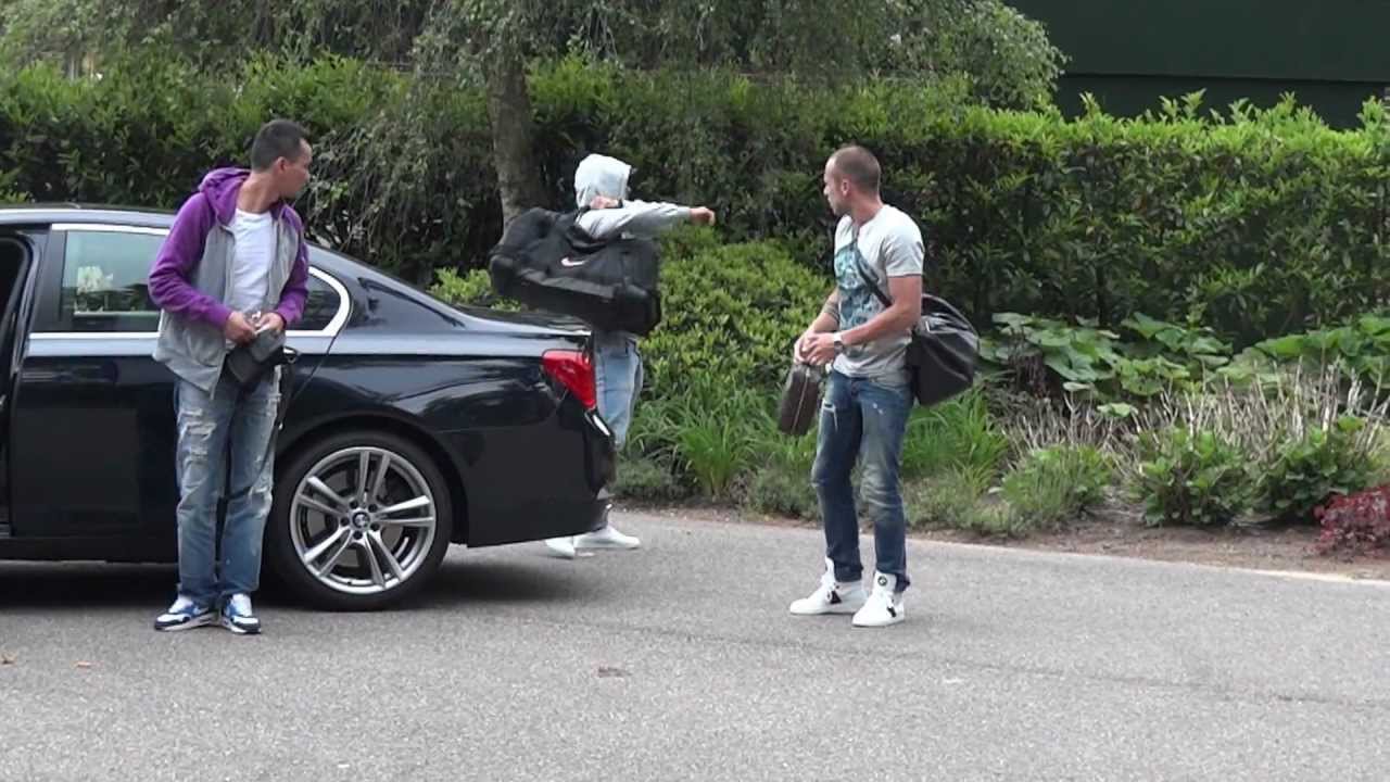 Wesley Sneijder en Johnny Heitinga komen aan bij EHP Golden Tulip Victoria te Hoenderloo