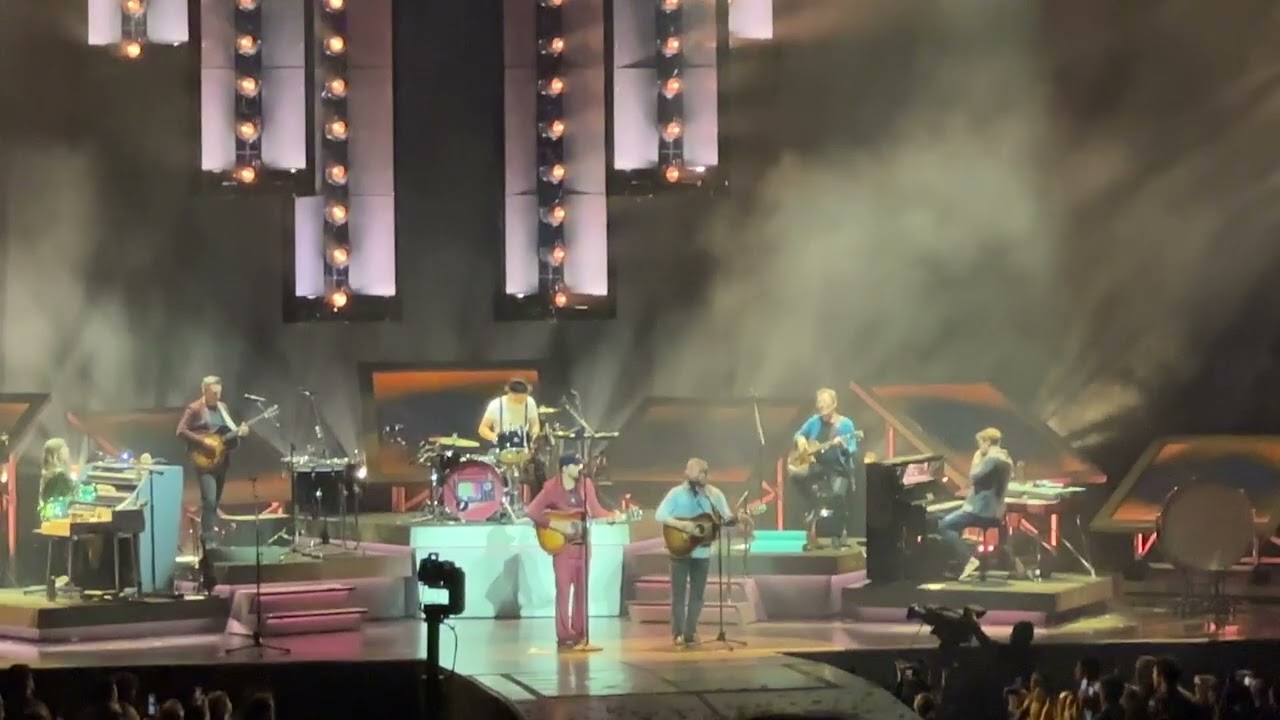 The Lumineers with Dallas Green cover Wheat Kings by The Tragically Hip live in Toronto