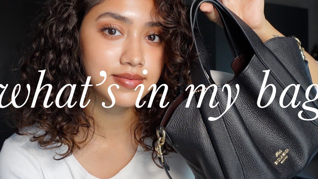 A CLASSIC BEAUTY GIRL WHAT'S IN MY BAG