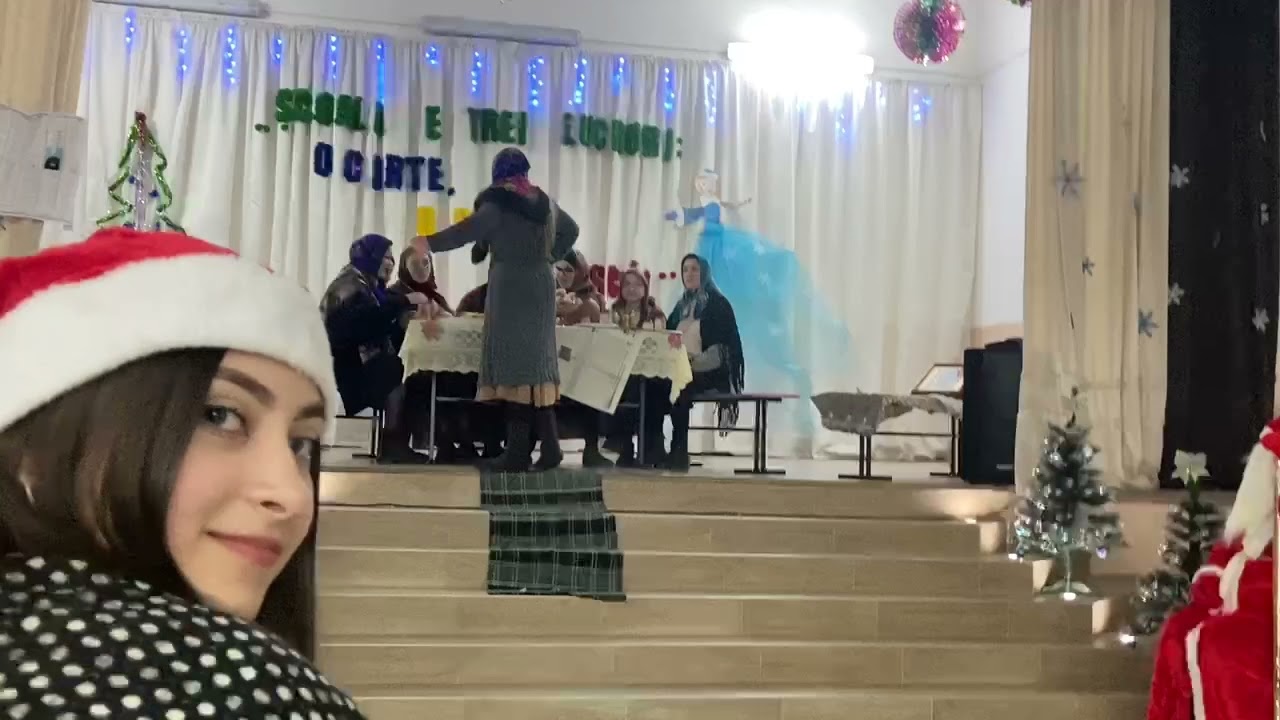 Scenetă de Anul Nou. Elevii clasei a XII-a, Liceul Teoretic Zubrești.