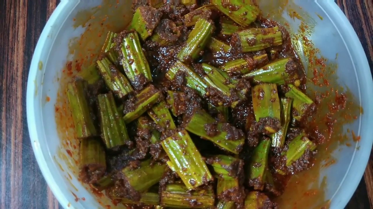 Mullakkada avakaya (drumstick pickle)