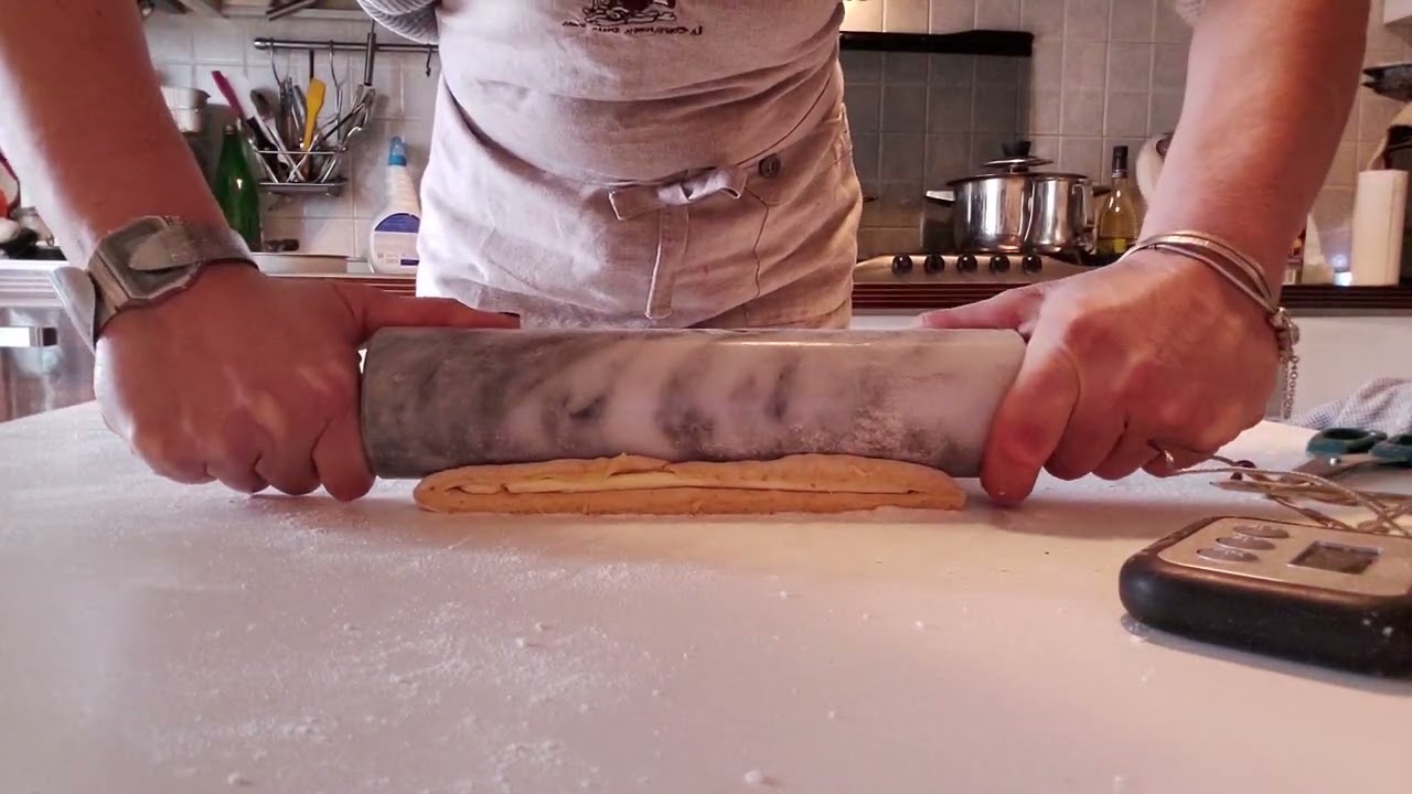 incasso del burro e prima piega a 4 per croissant all'italiana