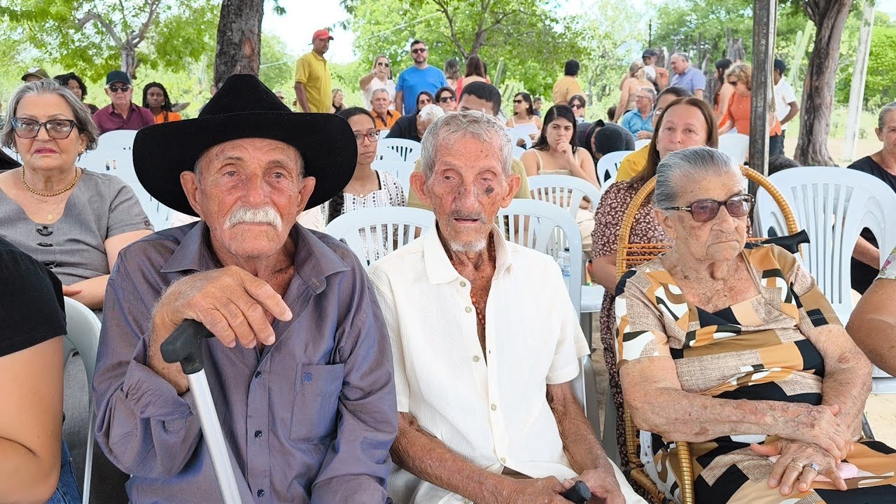 FAMILIARES E AMIGOS REUNIDOS NO ANIVERSÁRIO DE 100 ANOS DE SEU JOÃO DAVI.