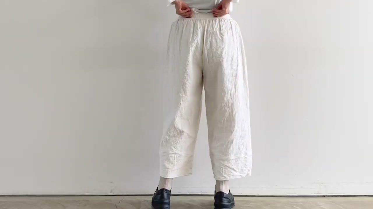 深めの股上とゆったりワイドなシルエット