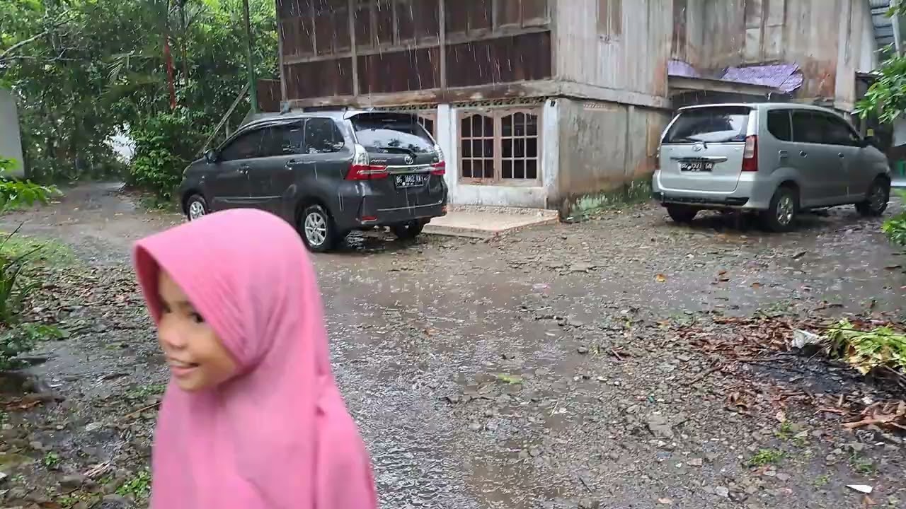 Mandi Hujan. menyenangkan & Menyegarkan
