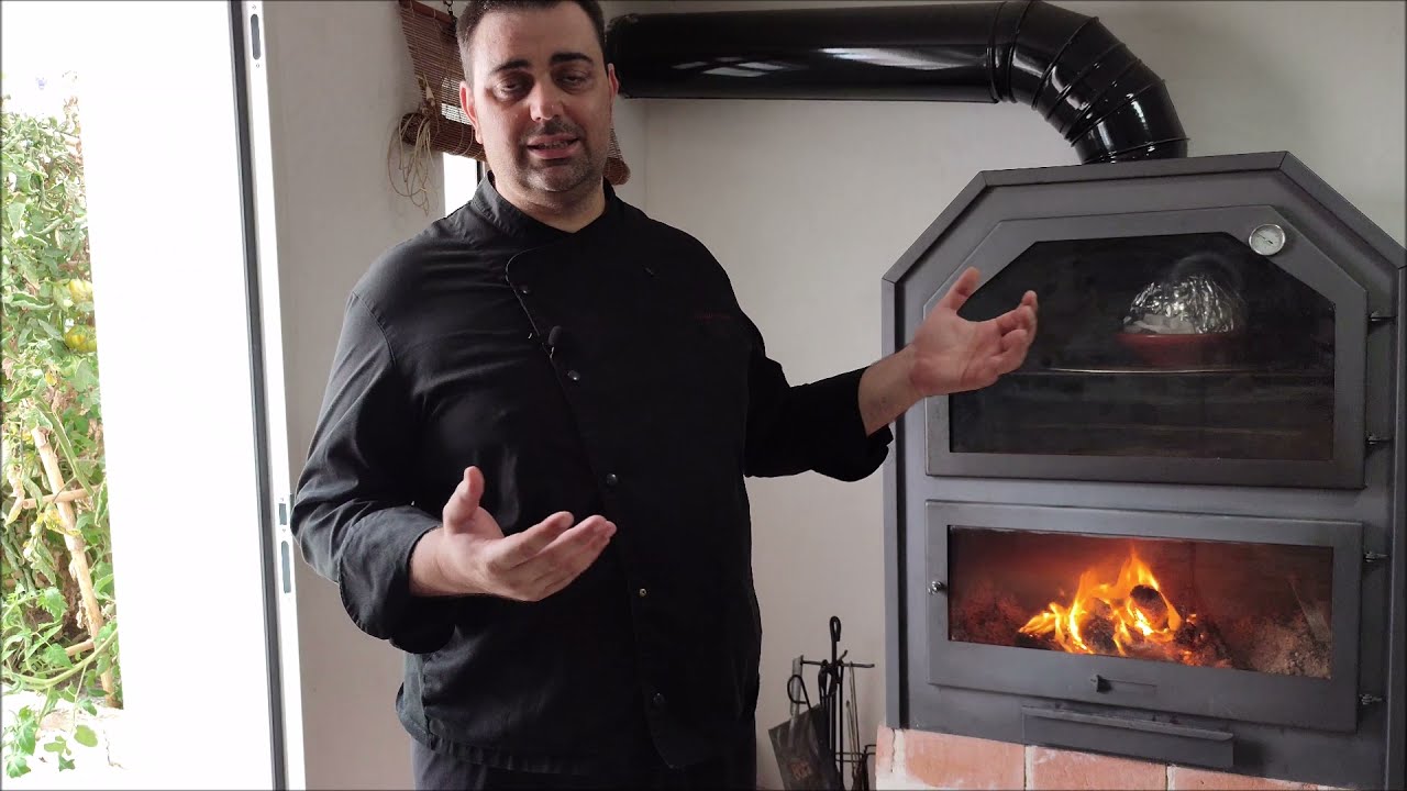 ASANDO POLLO SENTADO EN HORNO DE LEÑA