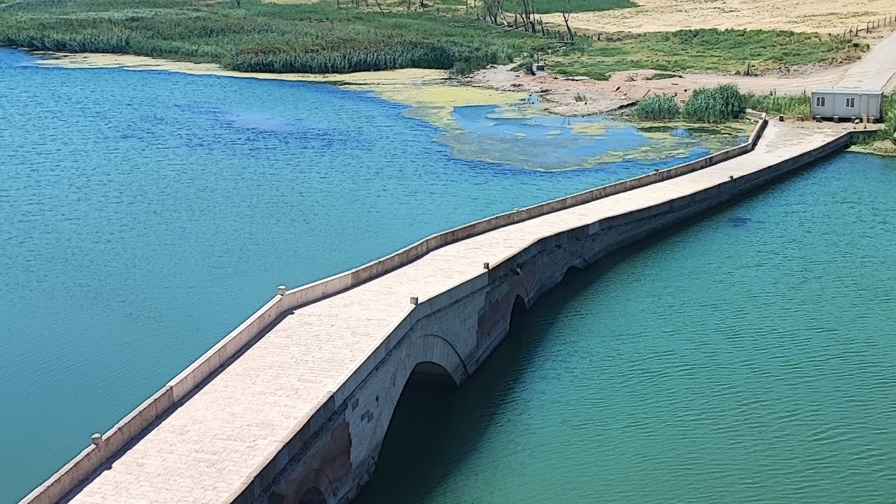 Sular altında tarihi Çeşnigir Köprüsü