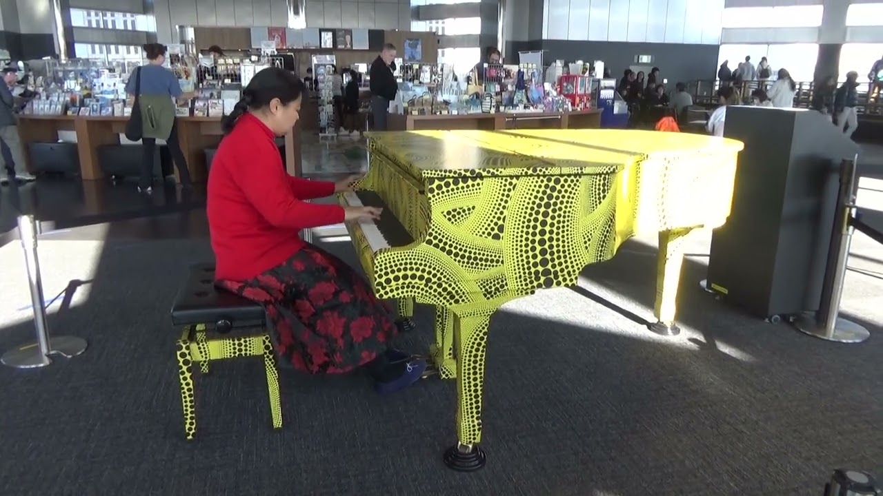 都庁ピアノ　C-C-B Lucky Chanceをもう一度