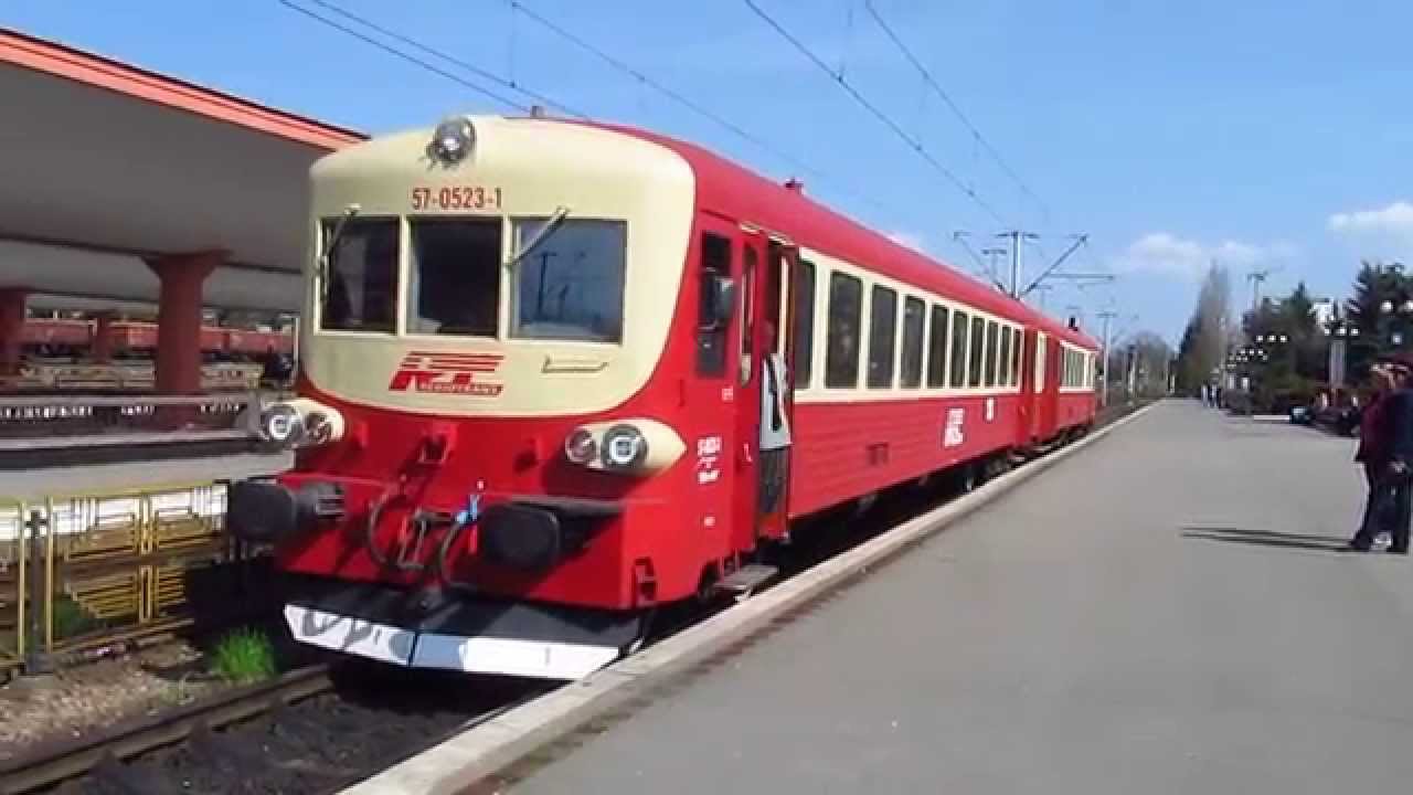 Automotor REGIOTRANS X4523 modernizat de Marub plecand din gara Brasov