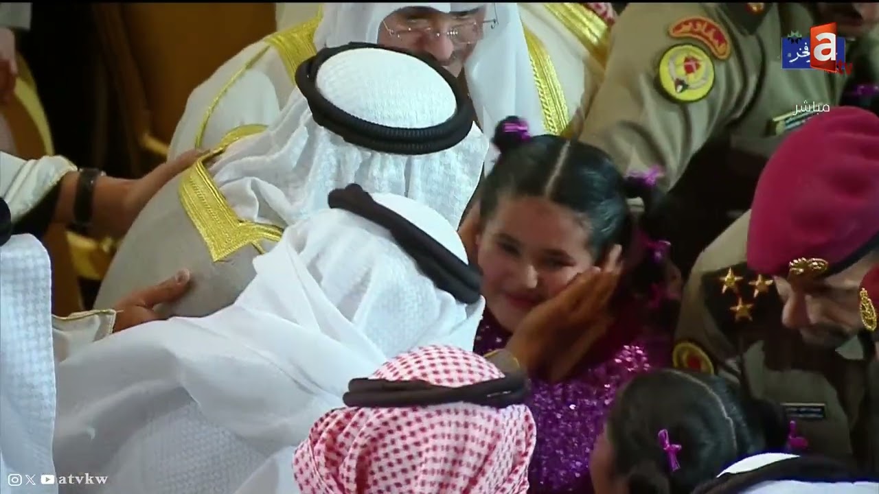 فرحة الأطفال بالسلام على والدهم ووالد الجميع سمو الأمير الشيخ مشعل الأحمد في أوبريت #السور_الخامس
