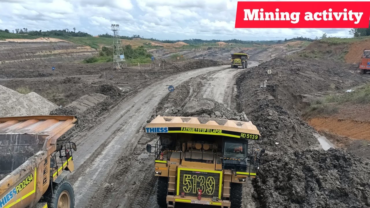 Aktivitas tambang batubara PT. THIESS site melak pada siang hari