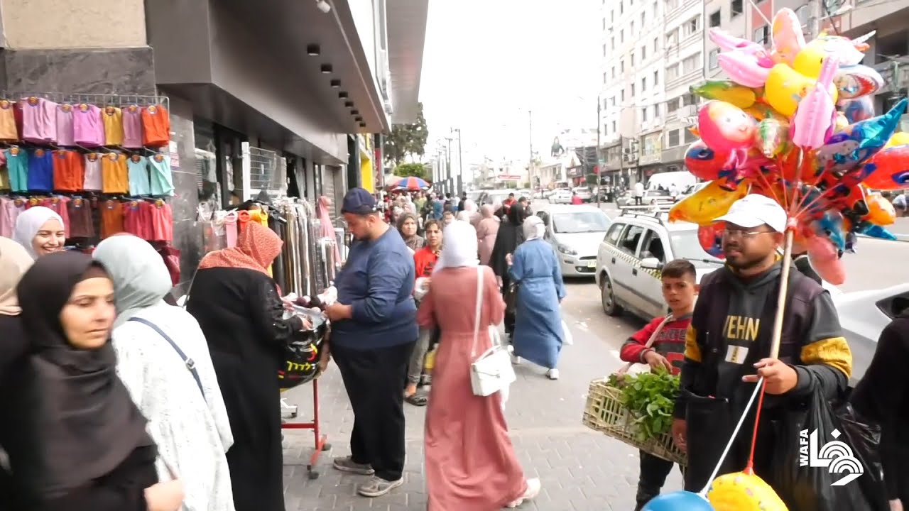 مواطنون يتسوقون لعيد الفطر في مدينة غزة