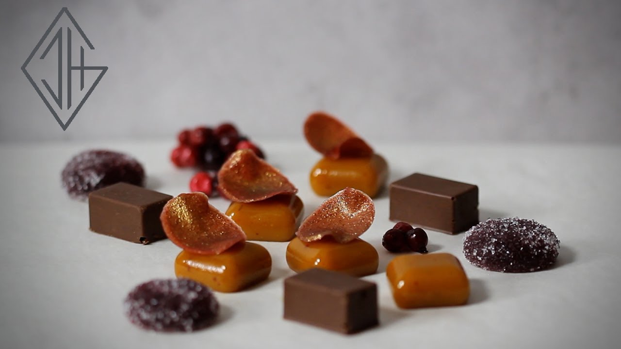 Julgodis: Saffranskola med guldflarn, marmeladgodis på hallon och wiener nougat med flagad mandel