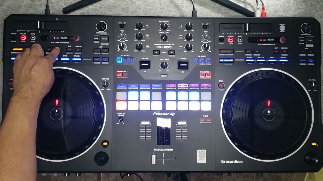 DDJ-REV5 te imaginas cómo finalizar tu DJ Set combinando AUTO BPM TRANSITION y PIANO PLAY? 😎🎶