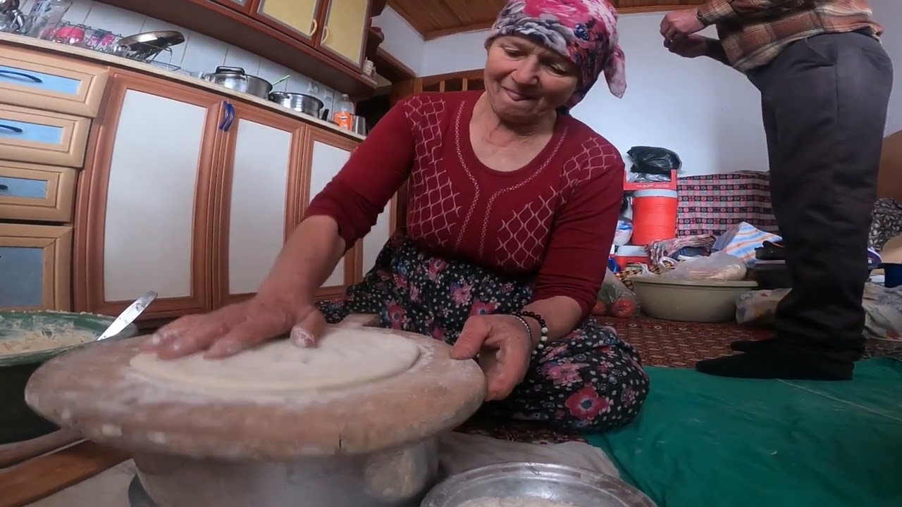 KÖYDE CANFİDAN HANIM MAYALI EKMEK YAPIYOR ÇOK HAMARAT
