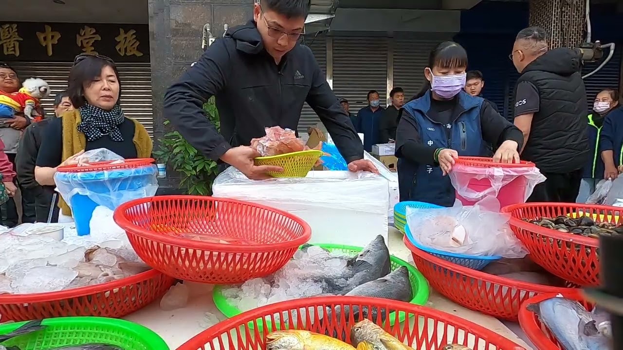 帥兒子說秋刀魚好冰 不想賣了 #中彰海王子 #烏日火車站 #海鮮叫賣 #海鮮拍賣