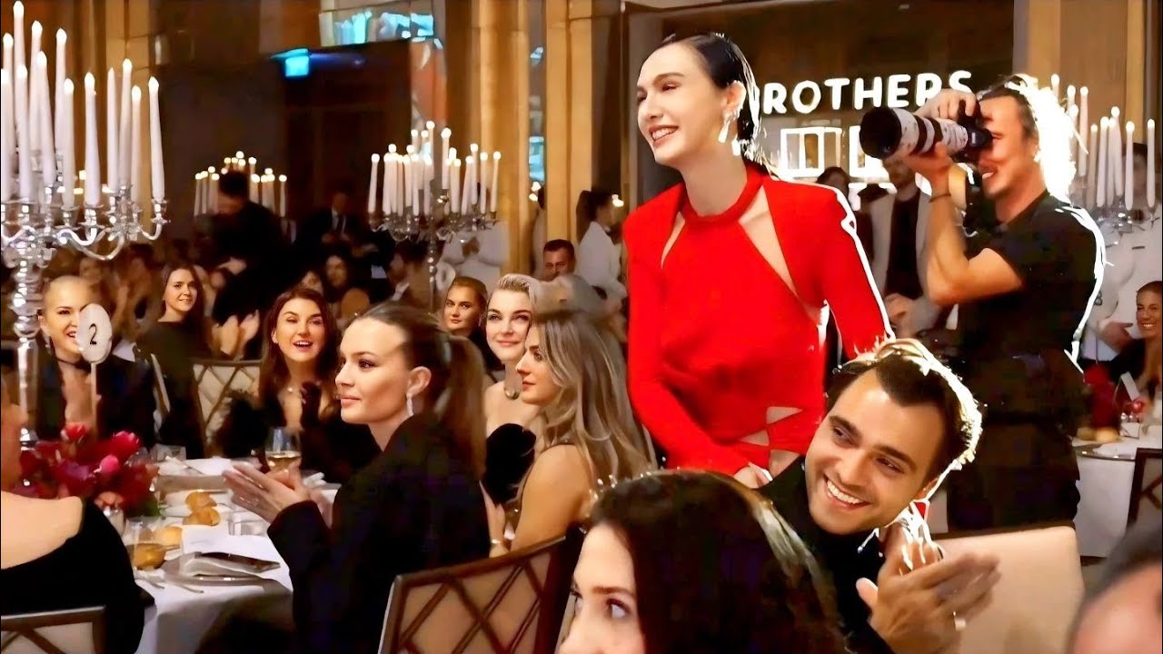 Birce Akalay è stata avvistata in un luogo divertente con il suo fidanzato Hakan Kurtaş#birceakalay