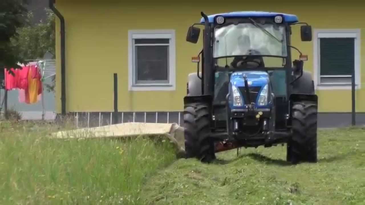 New Holland T4030 beim Mähen