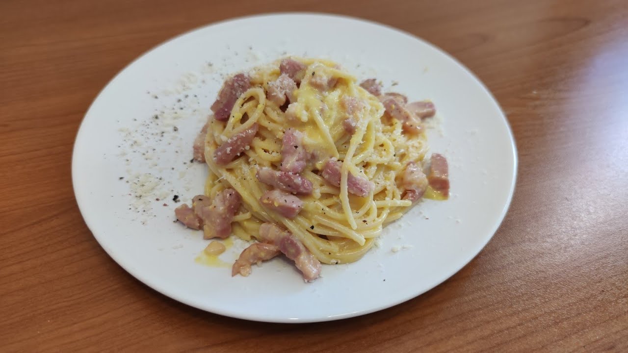 Pasta alla Carbonara con Pancetta Affumicata | Primo Piatto Veloce e Facile | Ricetta primo Piatto