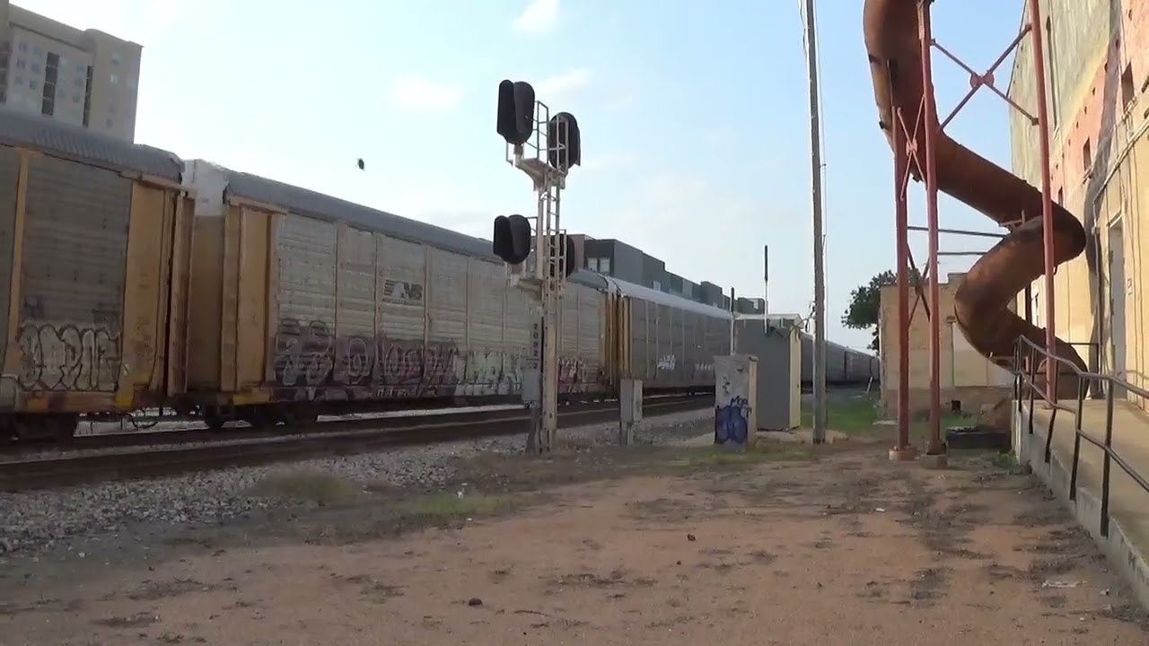 Union Pacific 5814 @ East Commerce Street, San Antonio, Texas