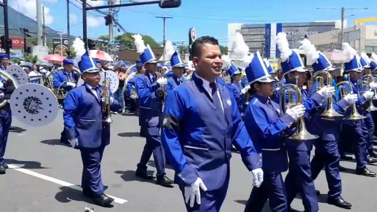 Banda El salvador en el desfile del 15 de sebtiembre del 2023